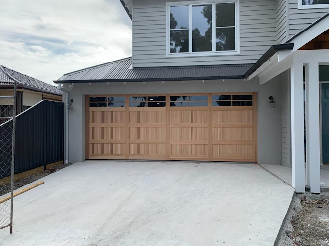 T Mcknight Garage Doors in Melton